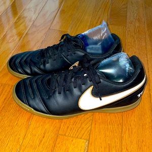 Nike tiempox soccer shoes size 6.5